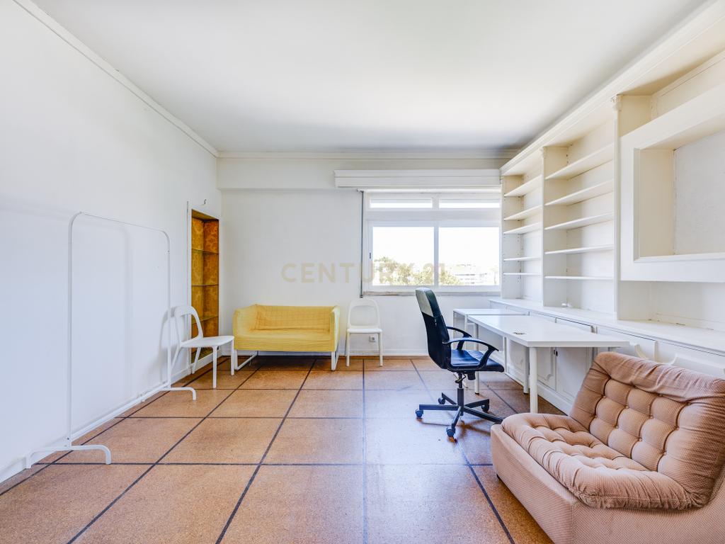  Apartamento T4 para Remodelação no Coração dos Olivais, com Vista Fantástica - Image 13