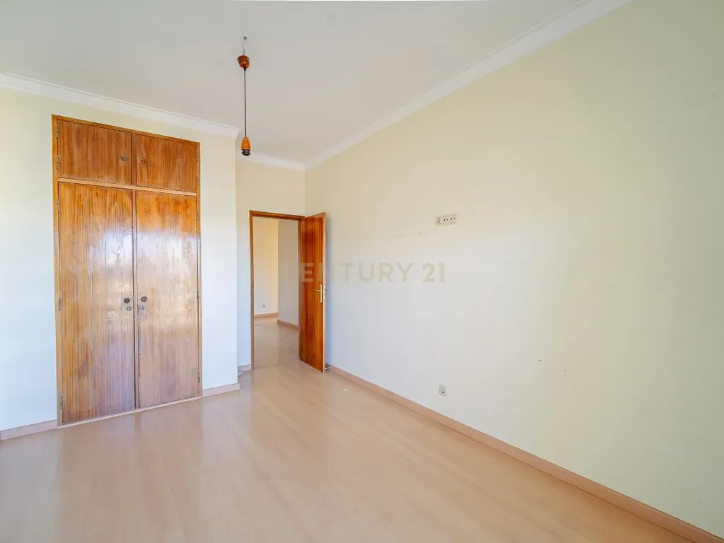 Apartamento T2 em Amora, Seixal - Oportunidade Única! - Image 14