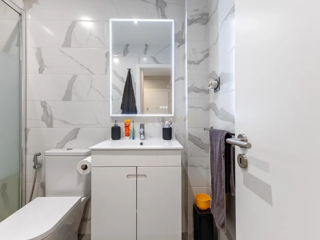 Apartamento Renovado com Vista Mar em Setúbal - Image 16