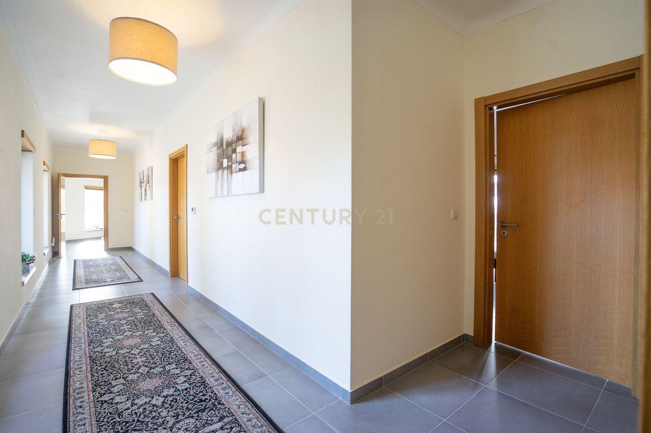Moradia T4 de qualidade em estado novo com varanda coberta, piscina, terraço, jardim,canil,garagem dupla e vistas boas numa localização sossegada - Image 31