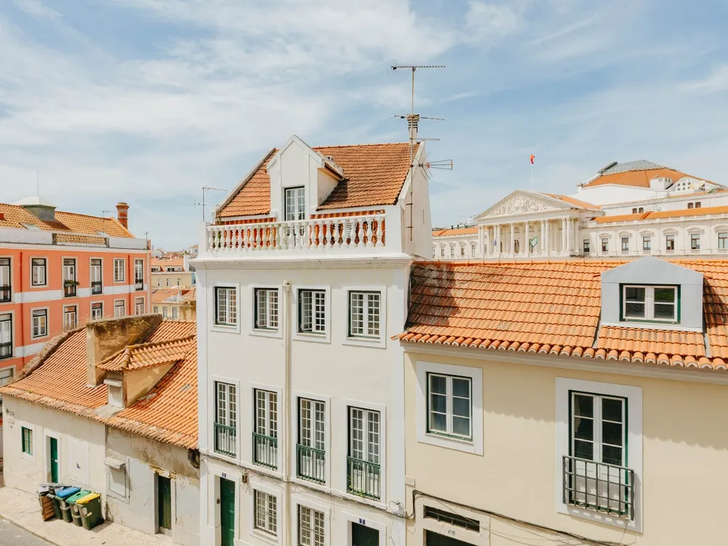 T2 Remodelado Com Terraço, São Bento, Misericórdia - Image 25