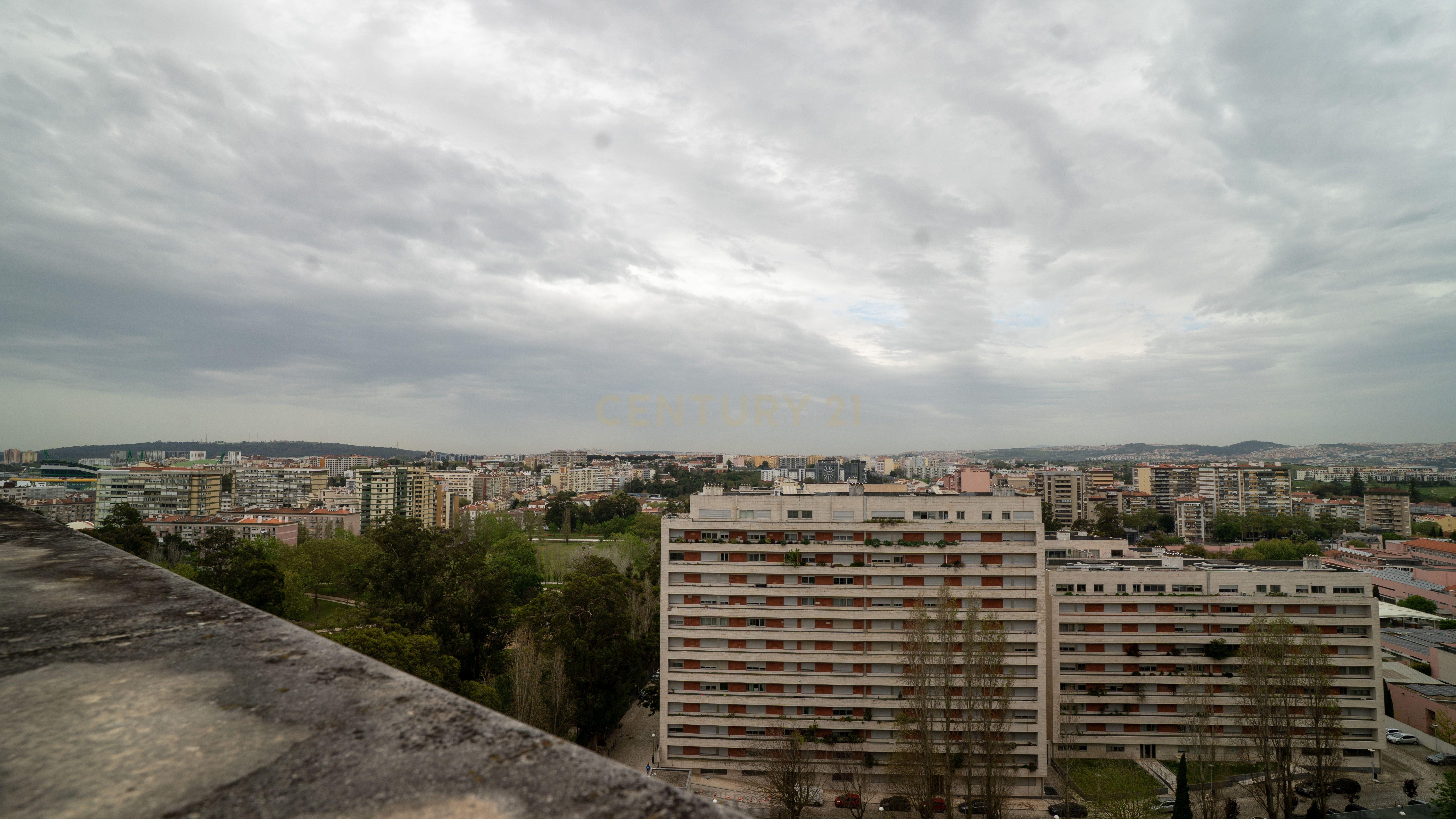 Apartamento T2 com Vista Panorâmica e garagem em Lisboa - 1550€ - Image 23
