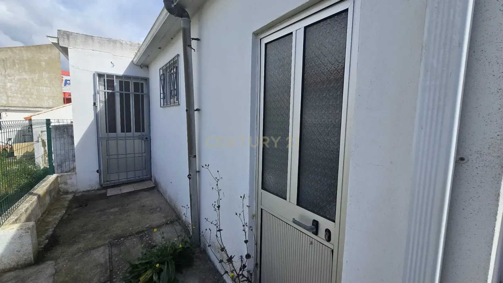 Moradia Térrea em ponta de banda sem licença no centro da Charneca Caparica - Image 16