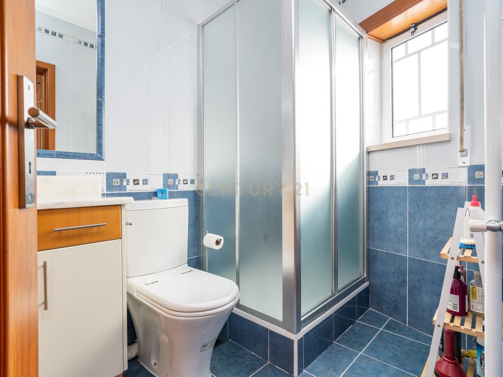 Moradia T4 com sótão versátil e excelentes acessos – uma oportunidade única - Image 11