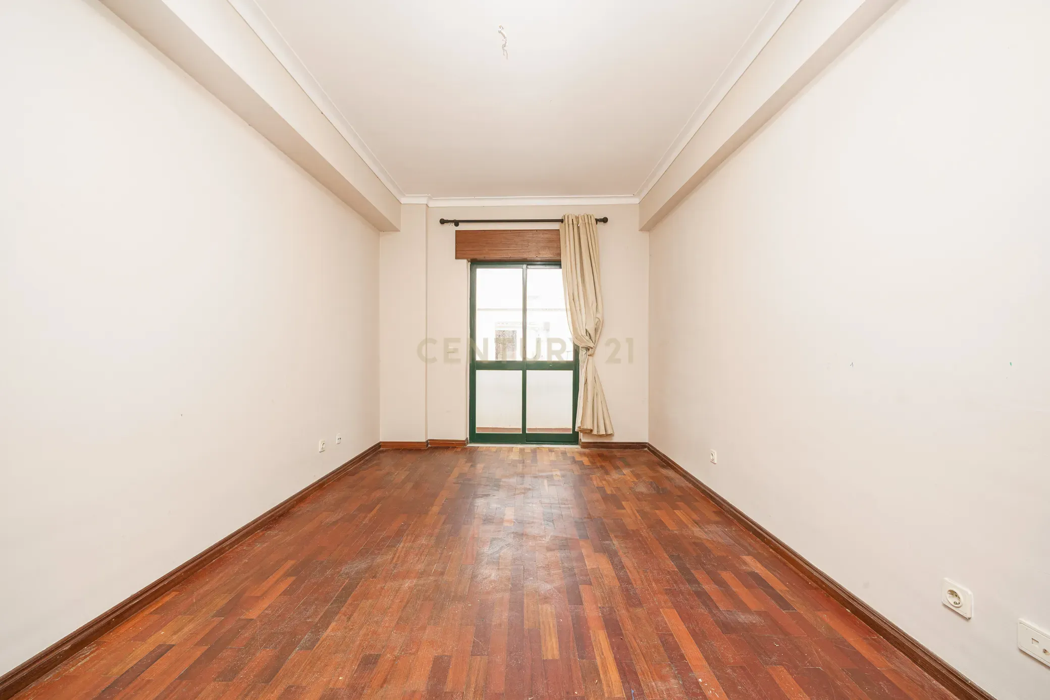 Apartamento T2 com Parqueamento, Varandas e Lareira - Perto do Centro da Cidade - Image 17