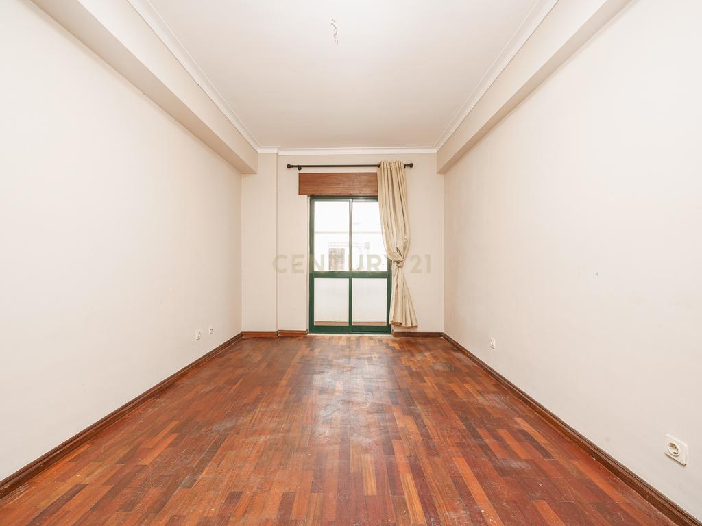 Apartamento T2 com Parqueamento, Varandas e Lareira - Perto do Centro da Cidade - Image 17