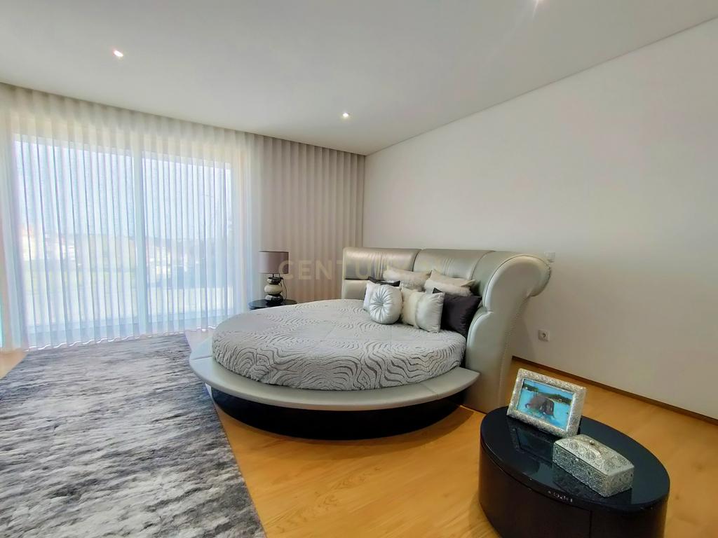Moradia T4 Moderna com Piscina e Jardim – Touguinha - Image 26