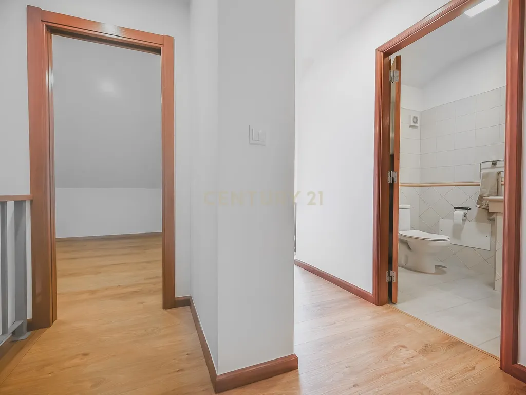 Apartamento T2 Dúplex com Vista Panorâmica e Garagem com Carregamento Elétrico | a 15 minutos de Mafra e Ericeira - Para arrendamento! - Image 17
