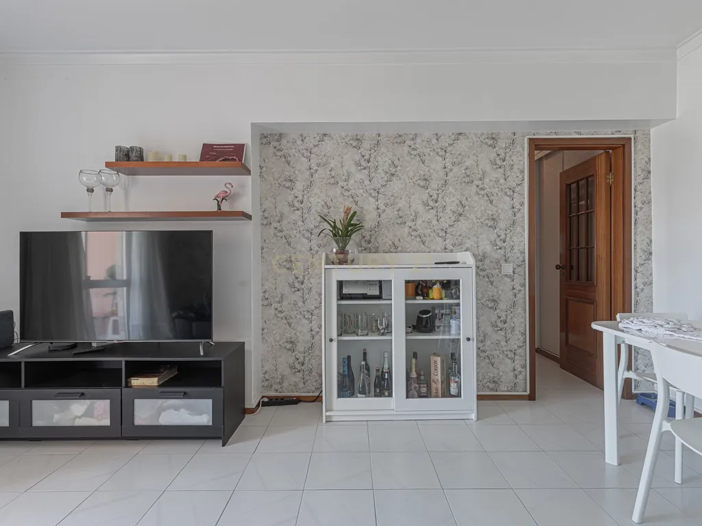 Magnífico apartamento T2 no Feijó - 1 andar com elevador - Image 11