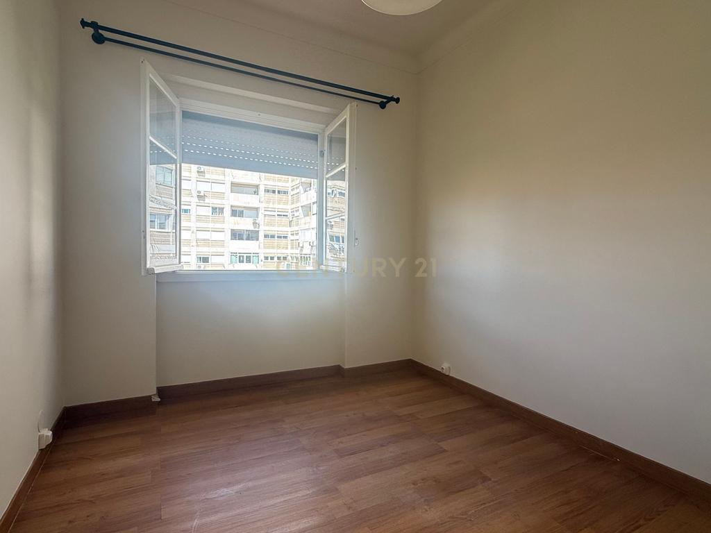 T2 | Alvalade | Parcialmente Remodelado | Arrendamento - Image 13