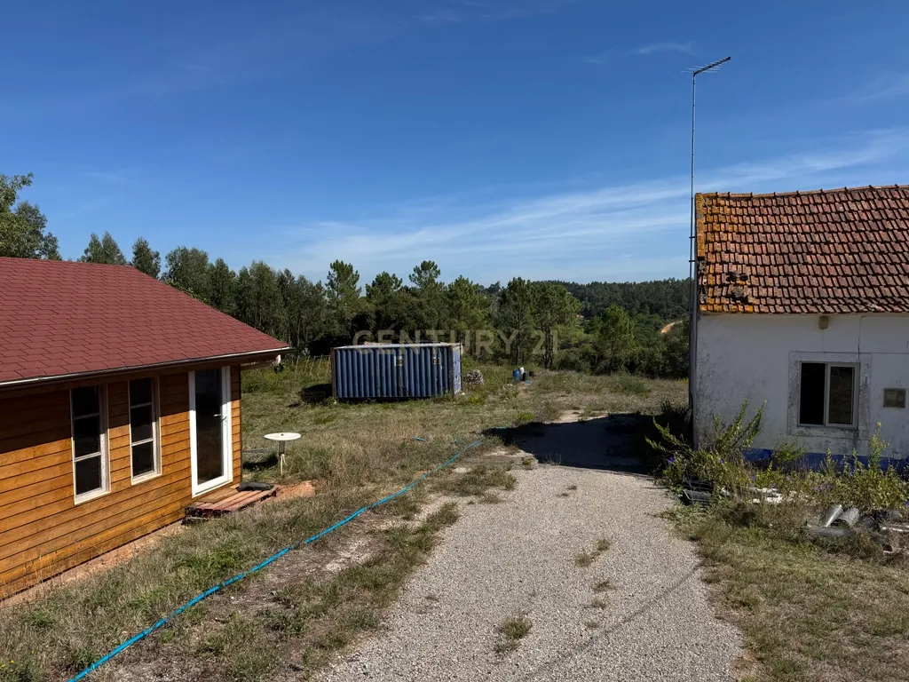 Moradia em ruína com 5.570 m² de terreno em Alvorninha - Image 11