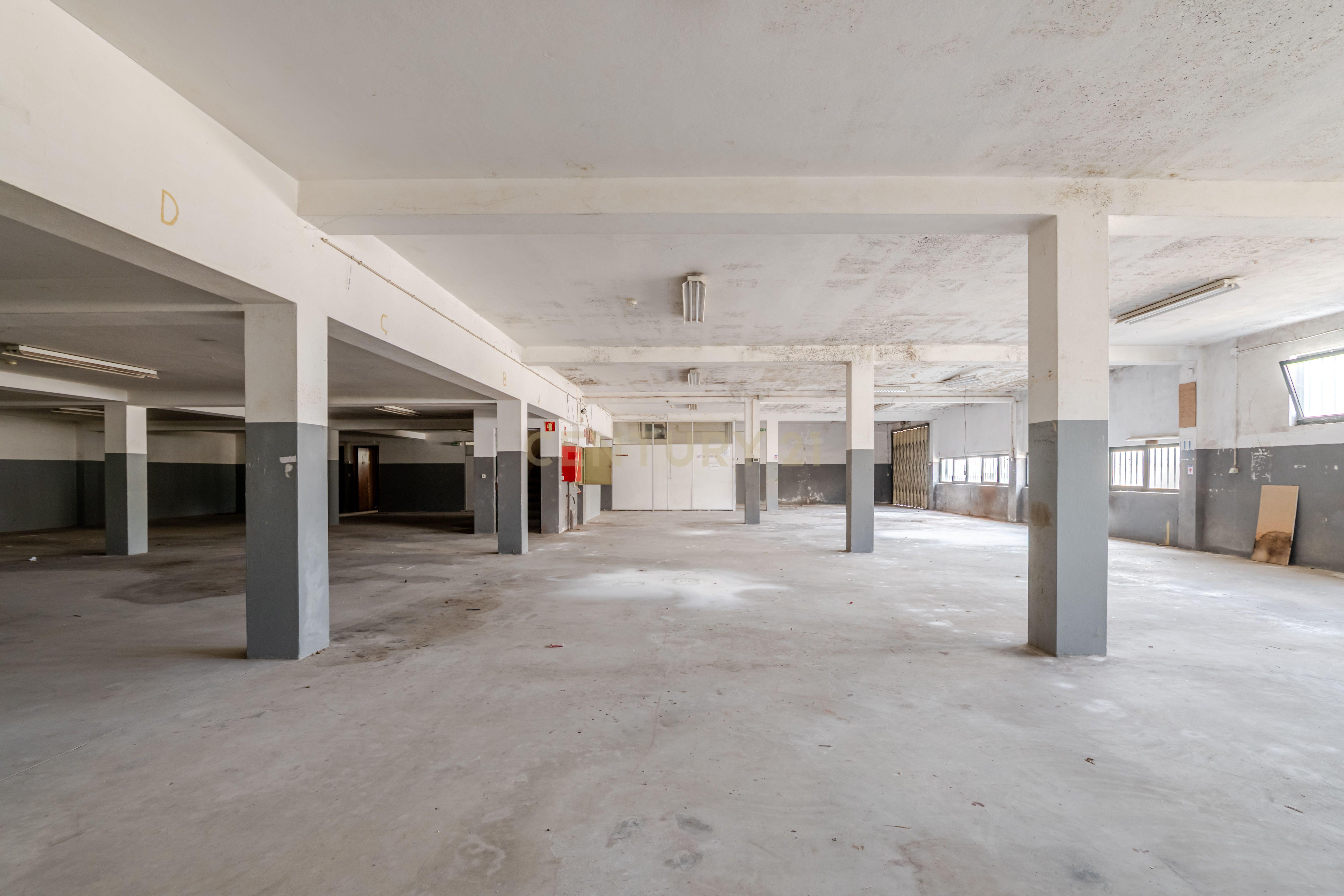 Fotografia 3 de Armazém Gaveto em Grijó/Vila Nova de Gaia com 2.555 m² Zona Industrial com Acessos A1 e A29