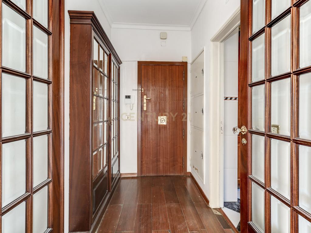 T4 com Vista de Rio nos Olivais – Uma Oportunidade para Remodelar a Seu Gosto! - Image 4