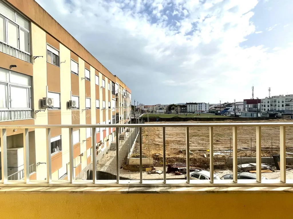 Apartamento T2 com Duas Varandas, no Centro do Pinhal Novo - Image 13
