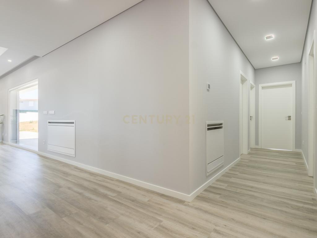 Vila Alegre / Fernão Ferro - Luxuosa moradia isolada térrea de 4 assoalhadas com arquitetura comtemporânea inserida em lote de 2775 m² - Image 16