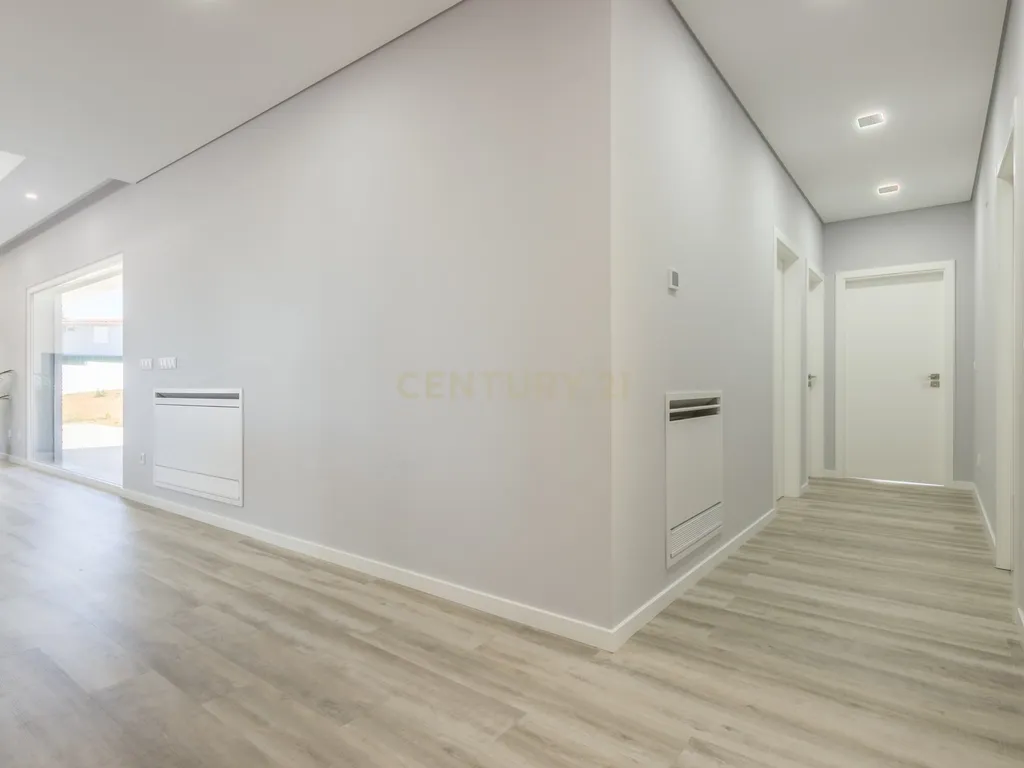 Vila Alegre / Fernão Ferro - Luxuosa moradia isolada térrea de 4 assoalhadas com arquitetura comtemporânea inserida em lote de 2775 m² - Image 16