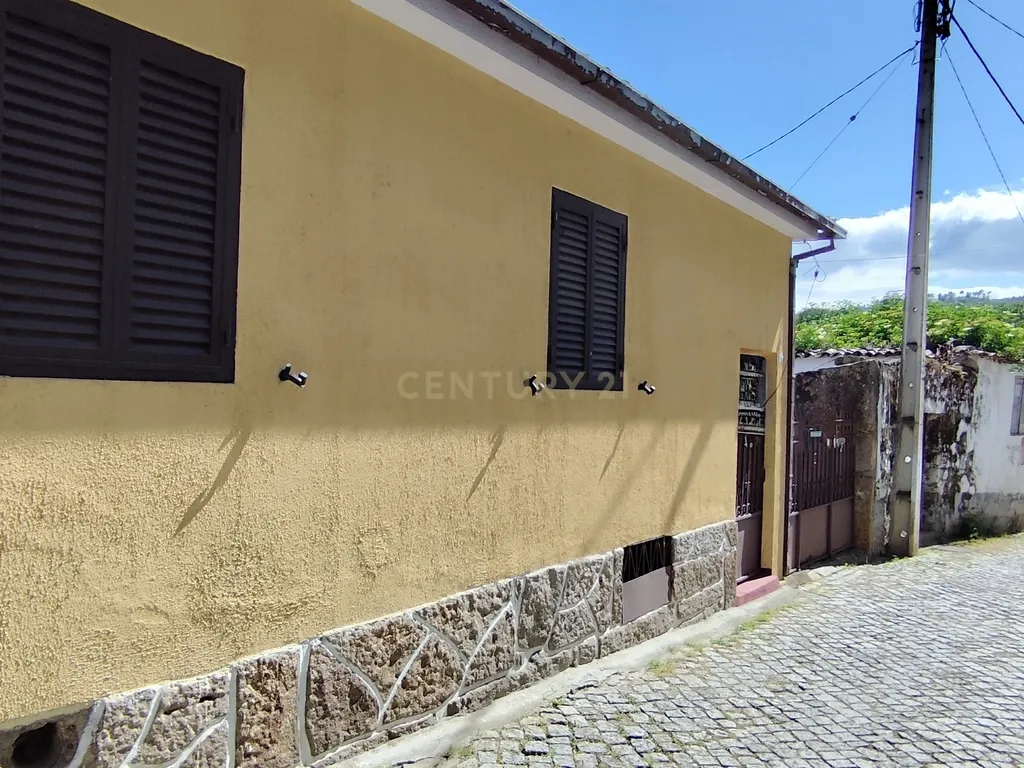 Casa geminada de dois pisos com reabilitação parcial em Vidago / Chaves - Image 2