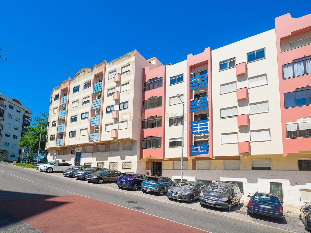 T2 com elevador e arrecadação no Casal do Cotão - Image 25