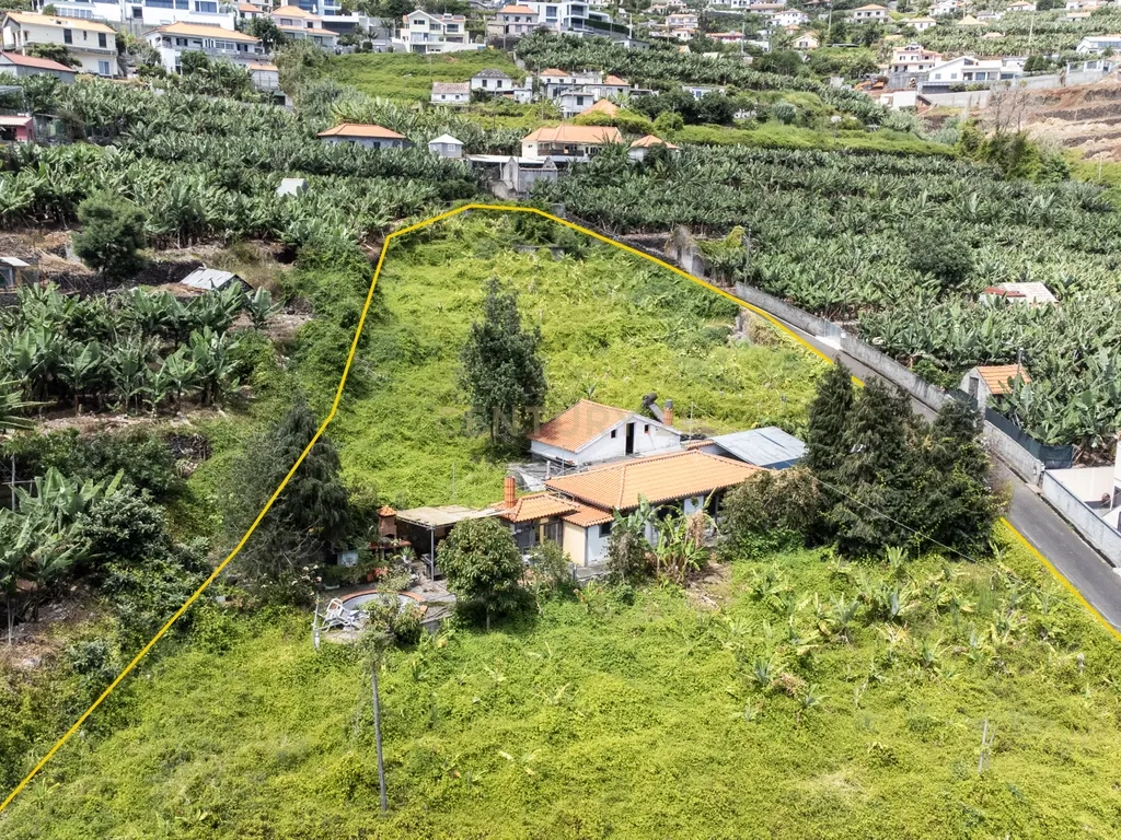 Terreno com 6.896m² e Moradia com Vista Mar - Image 15