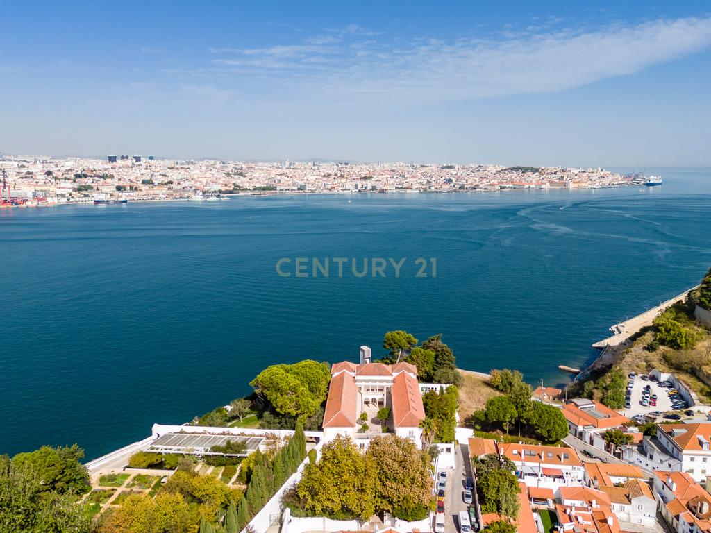 T2 Totalmente Remodelado com Terraço — Almada Centro. - Image 33
