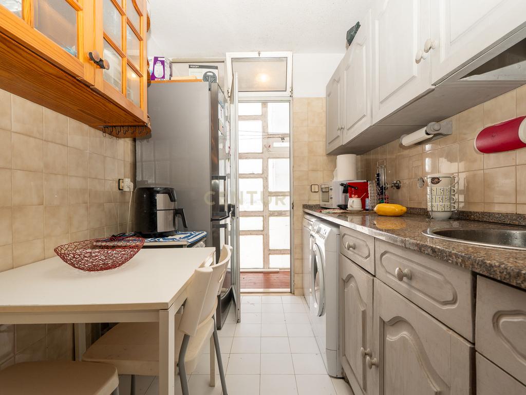 Apartamento T2 em Santo António dos Cavaleiros_Muito bem localizado - Image 12