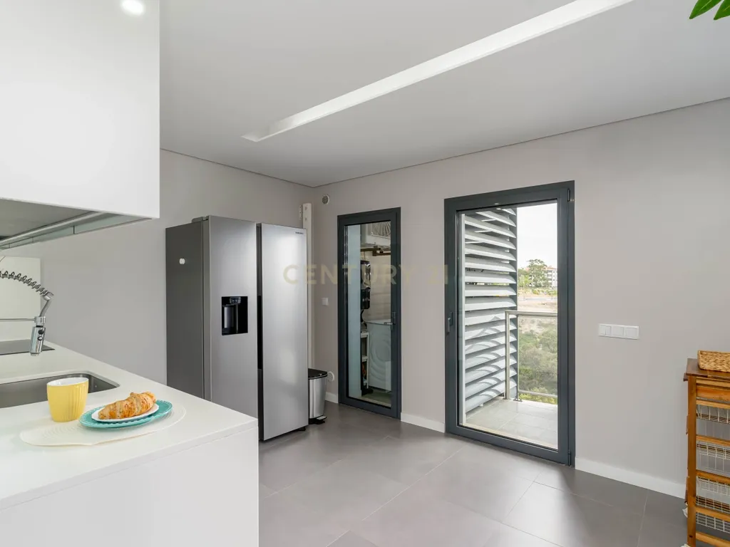 Apartamento T3 no Parque Luso com box e varanda - Image 9