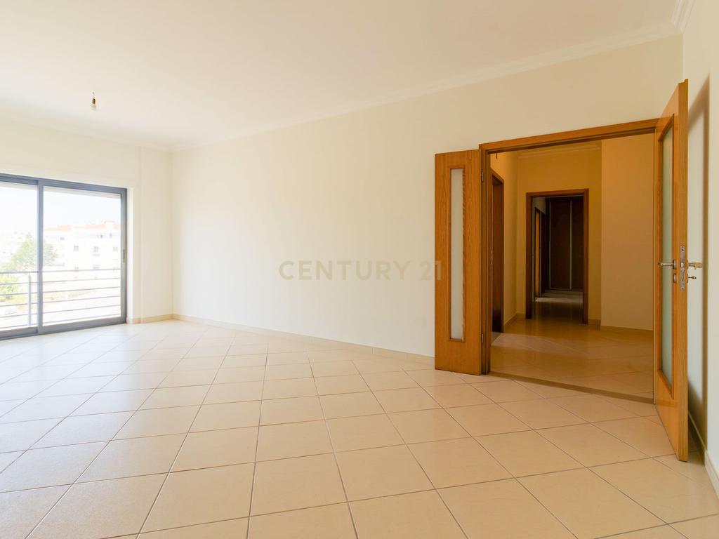 Excelente Apartamento T2 com 2 WC e Garagem - Image 6