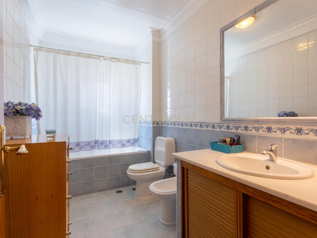 Moradia T5 com Piscina em Localização Central e Tranquila na Aroeira - Image 27