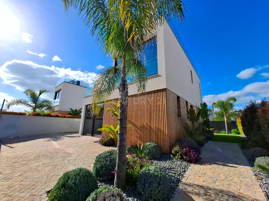"Moradia Isolada Nova na Marina de Albufeira — Qualidade de Vida com Conforto Moderno" - Image 33