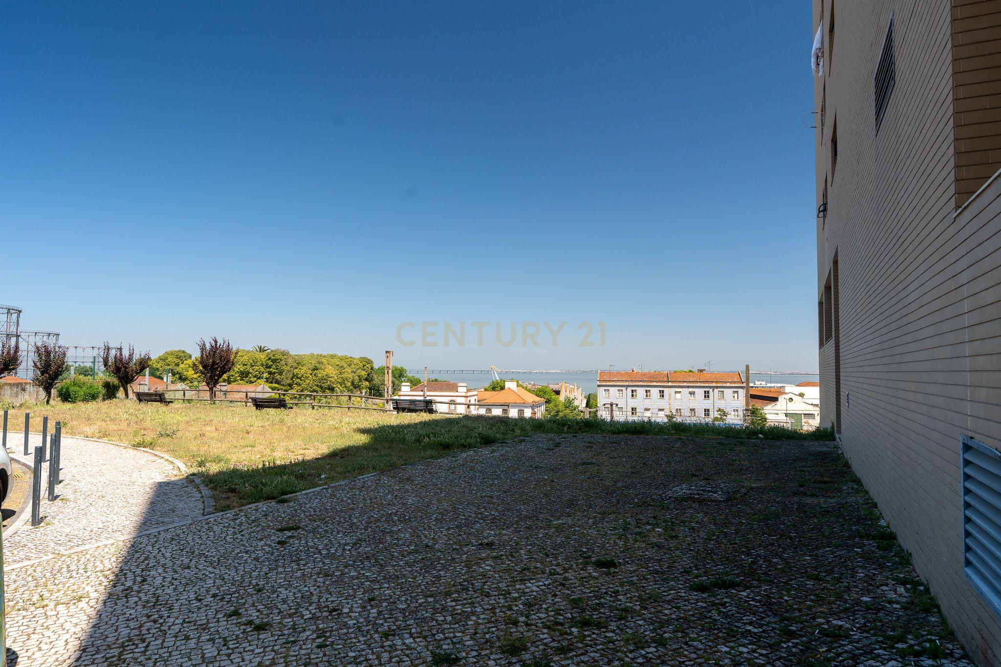 Excelente Apartamento T2 em Braço de Prata - Image 31