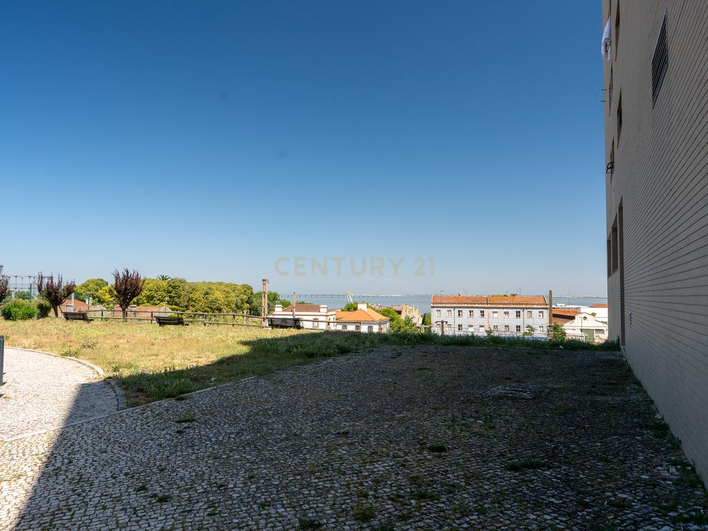 Excelente Apartamento T2 em Braço de Prata - Image 31
