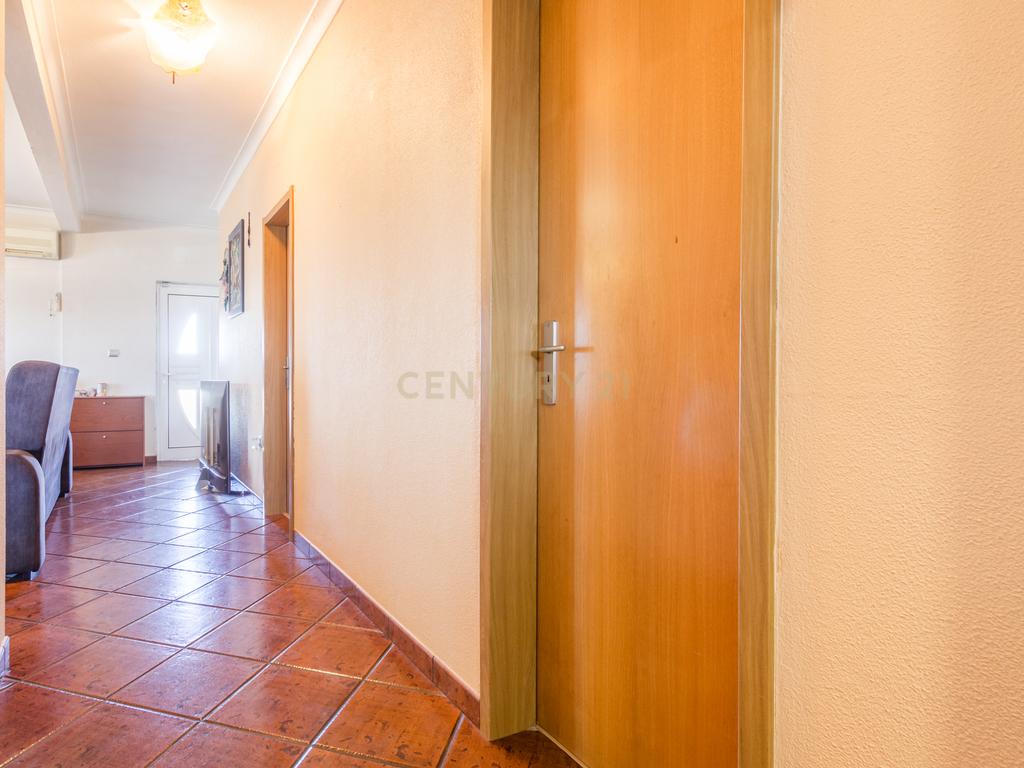 Quinta do Conde/ Courelas da Brava - Moradia isolada, legalizada, inserida em lote de 528m2, com habitação no 1º andar e oficina no r/c. - Image 12