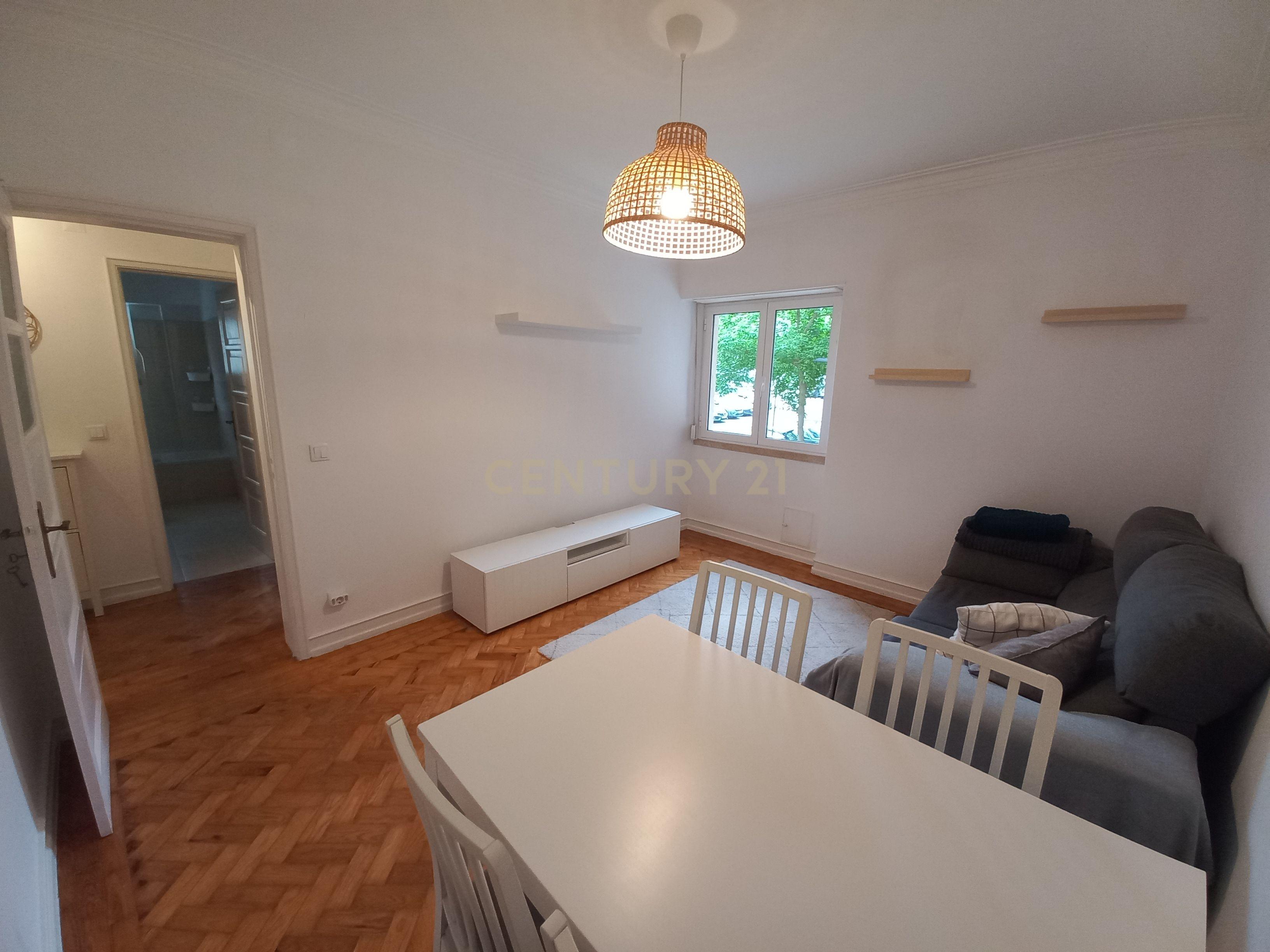 Apartamento T1, parcialmente mobilado, em zona calma  - Image 1