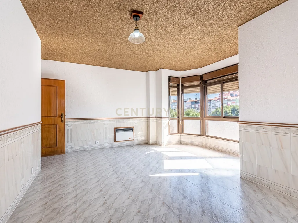 T2 na Amadora para Venda - Localização Central e Excelentes acessos - Image 5