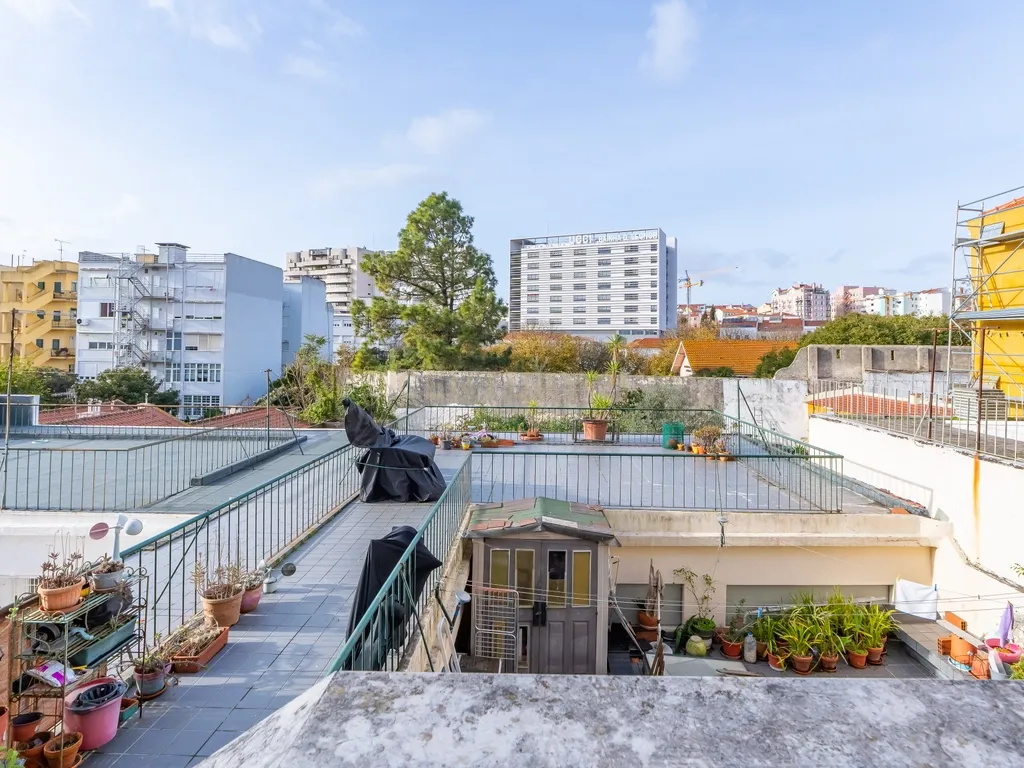 T2 na Lapa, com terraço privativo de 48 m², junto ao Jardim da Estrela - Image 4