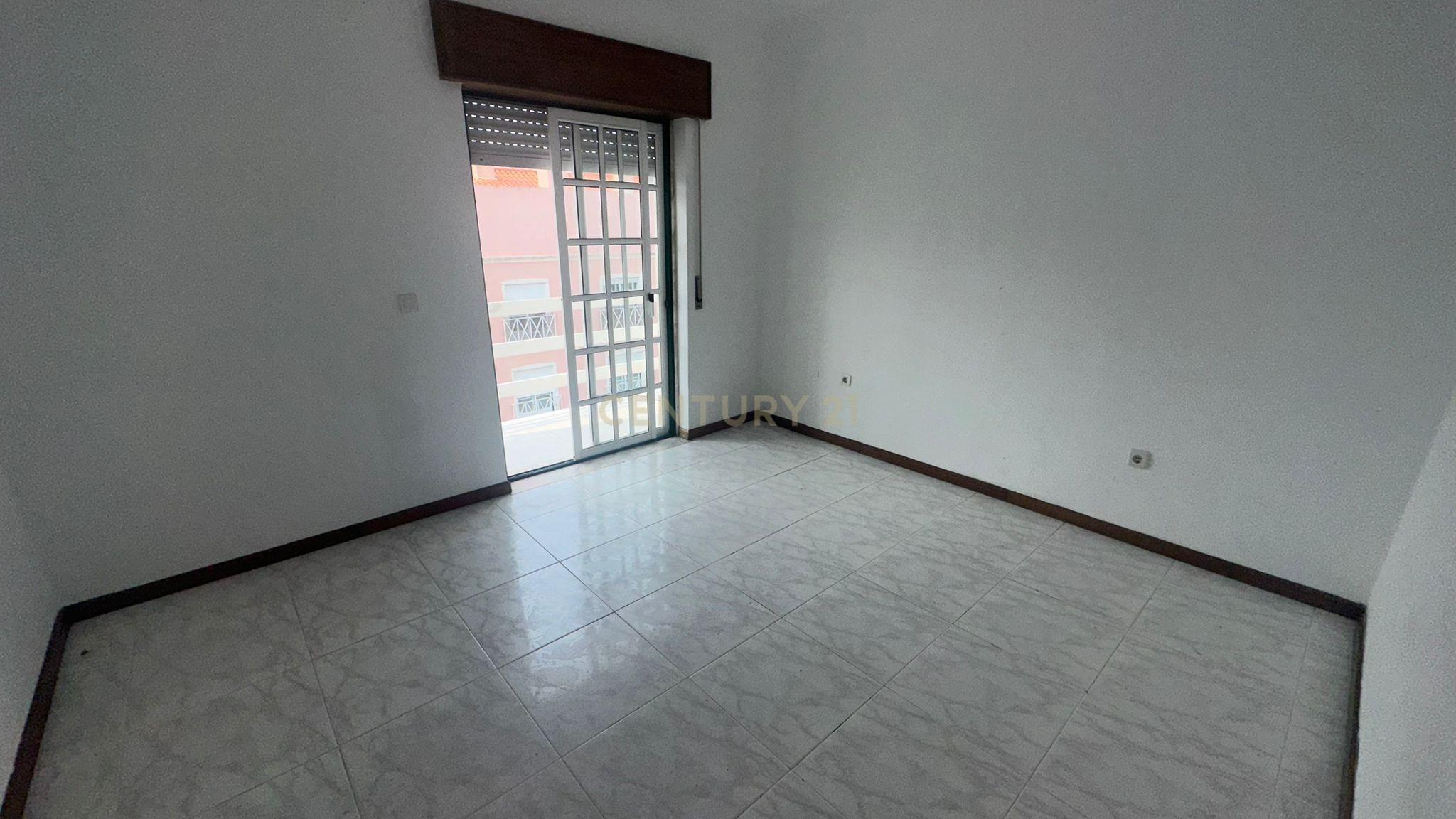 Apartamento T2 com Varanda, na Quinta do Conde - Image 14