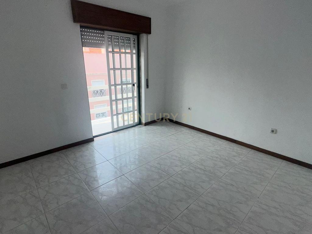 Apartamento T2 com Varanda, na Quinta do Conde - Image 14