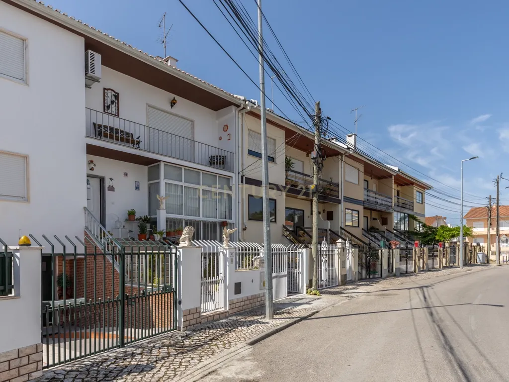 T3 + T1 com Garagem e Logradouro em Corroios, Seixal, Setúbal - Image 43