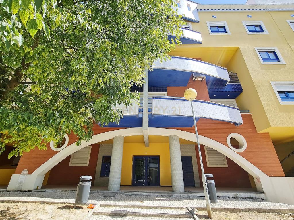 Apartamento T3 na Charneca da Caparica, com Vista e Conforto - Image 1