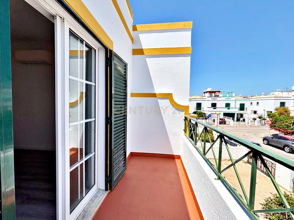 Moradia T2+1 em banda, situada na Urbanização do Mato Santo Espírito, em Tavira, totalmente remodelada e pronta a estrear. - Image 13