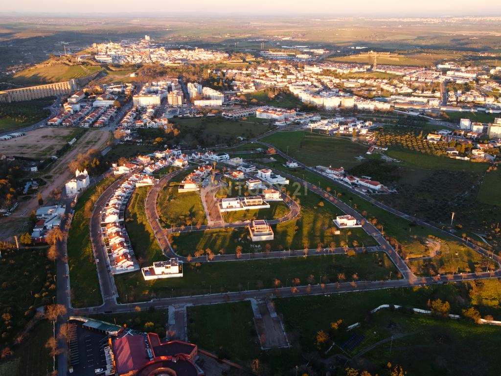 Lote 440m2 para construção de moradia isolada em zona nobre da cidade de Elvas - Image 2
