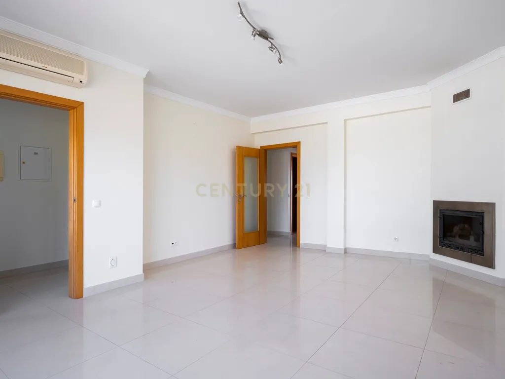 Moradia T3+1 em excelente estado com piscina e garagem, junto ao novo golfe! - Image 7