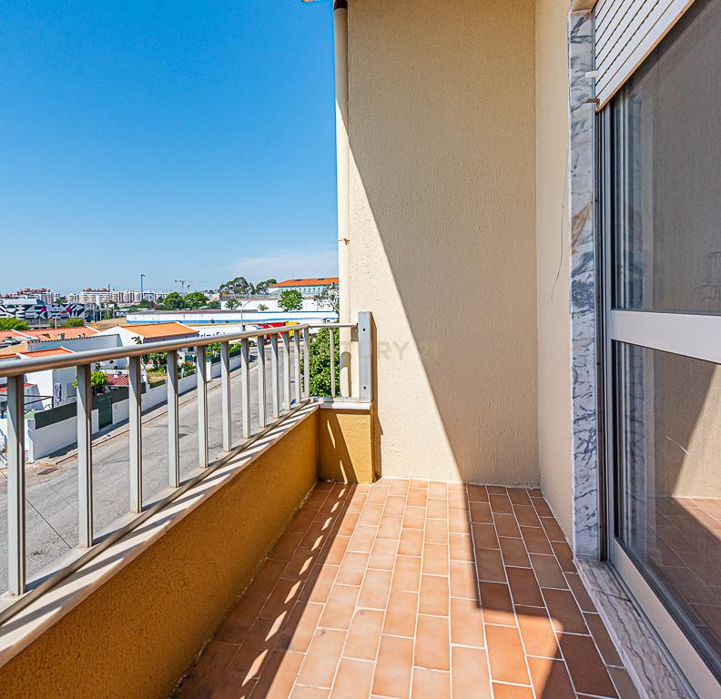 Apartamento T3 em bom estado de conservação com áreas generosas, S. Sebastião, Setúbal - Image 14