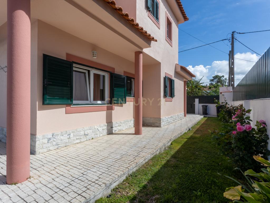 Moradia T5 com Piscina em Localização Central e Tranquila na Aroeira - Image 5