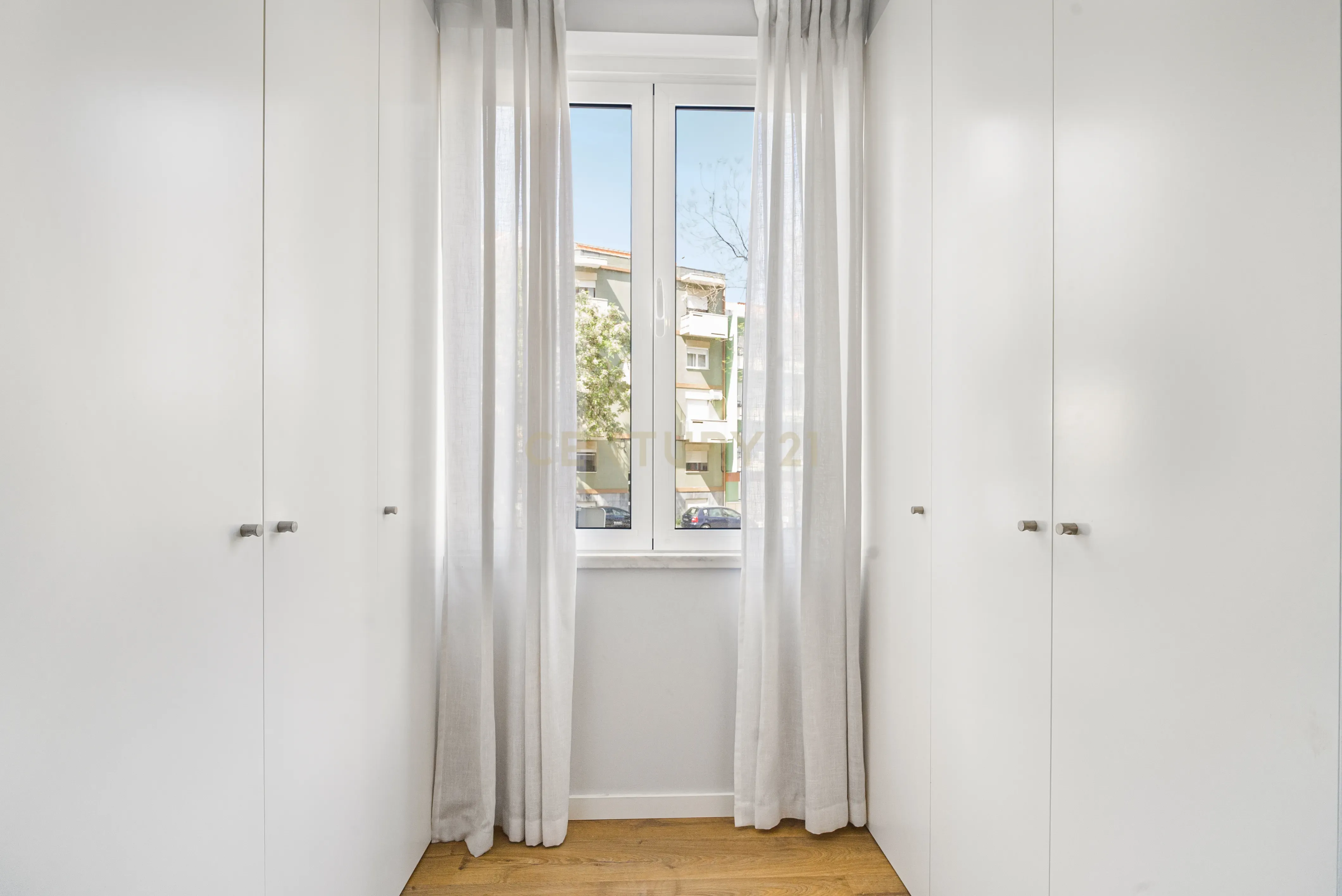 Apartamento T3 convertido em T2 totalmente renovado - Cova da Piedade ( frente à Estação) - Image 16