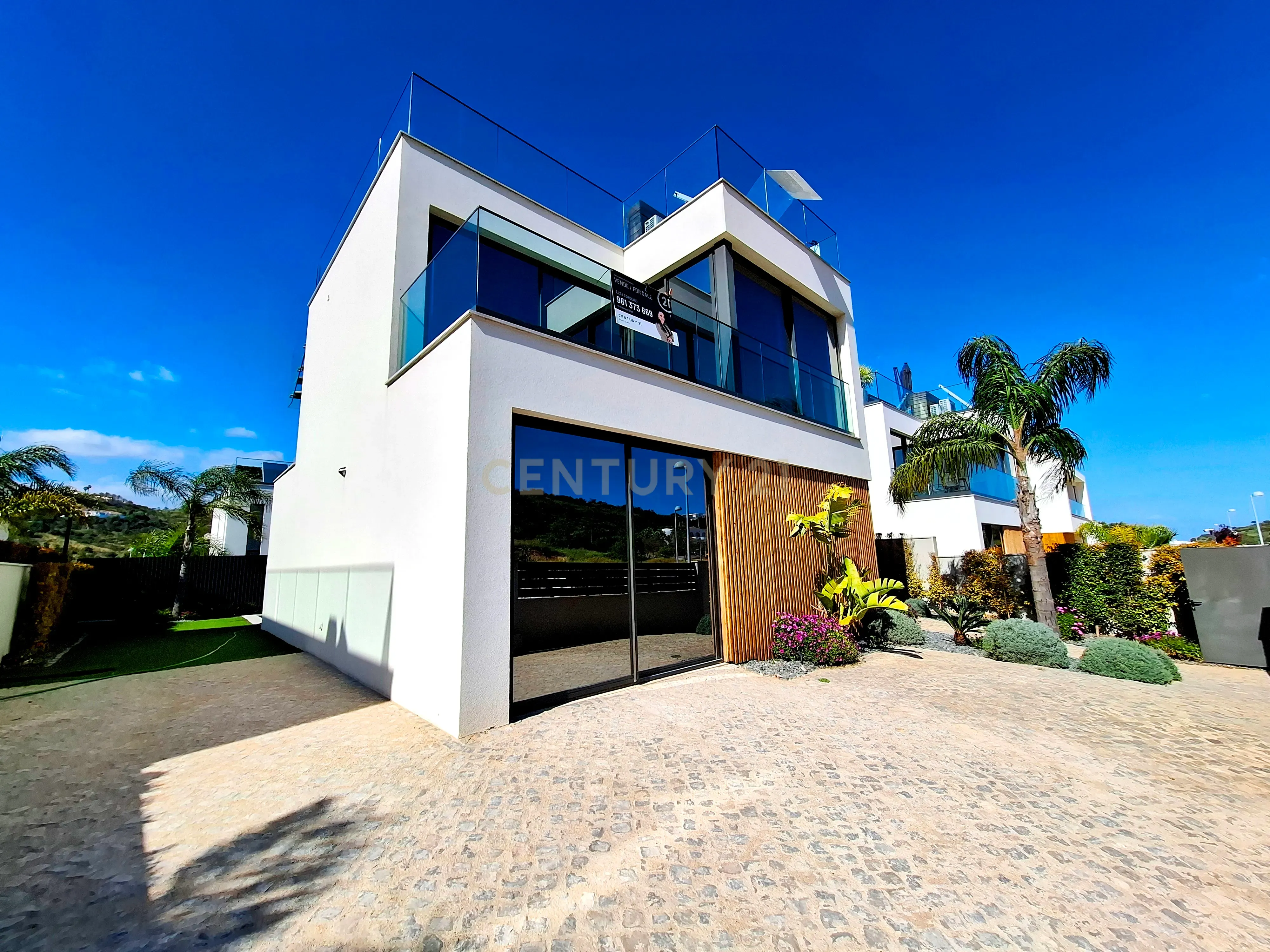 "Moradia Isolada Nova na Marina de Albufeira — Qualidade de Vida com Conforto Moderno" - Image 6