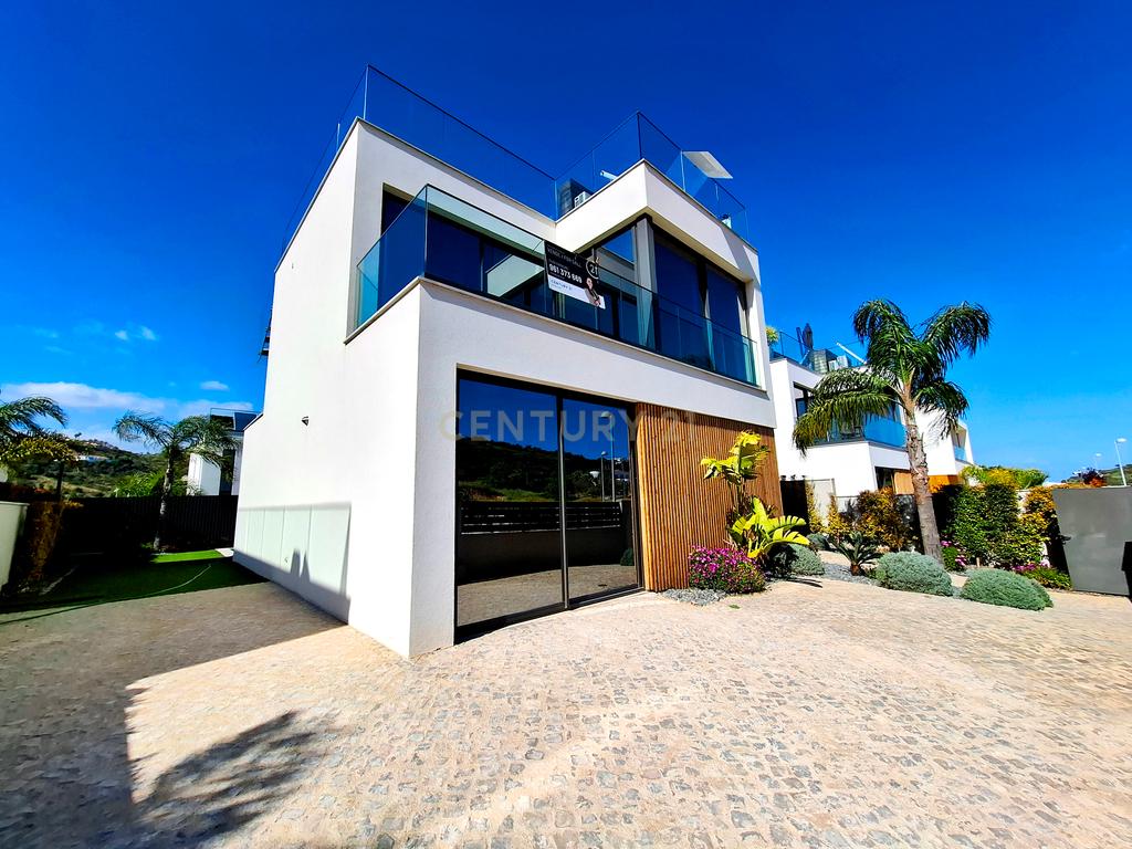 "Moradia Isolada Nova na Marina de Albufeira — Qualidade de Vida com Conforto Moderno" - Image 3