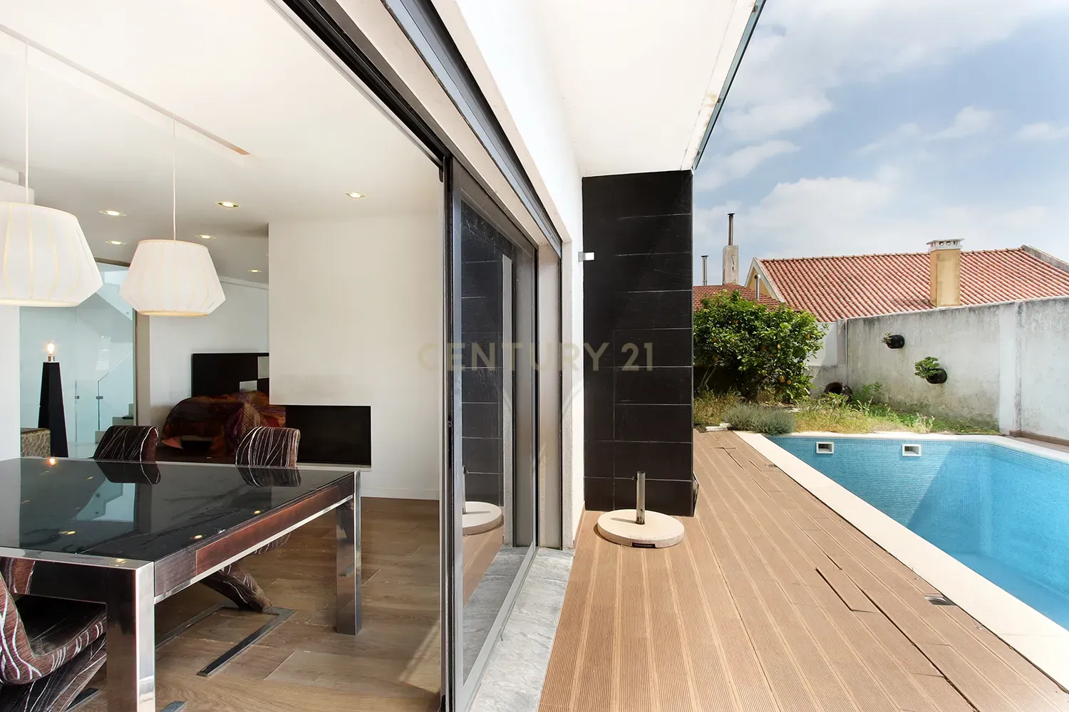 Fotografia 12 de Moradia Isolada T4 Moderna com Piscina Privada, Jardim e Garagem Ampla na Pontinha