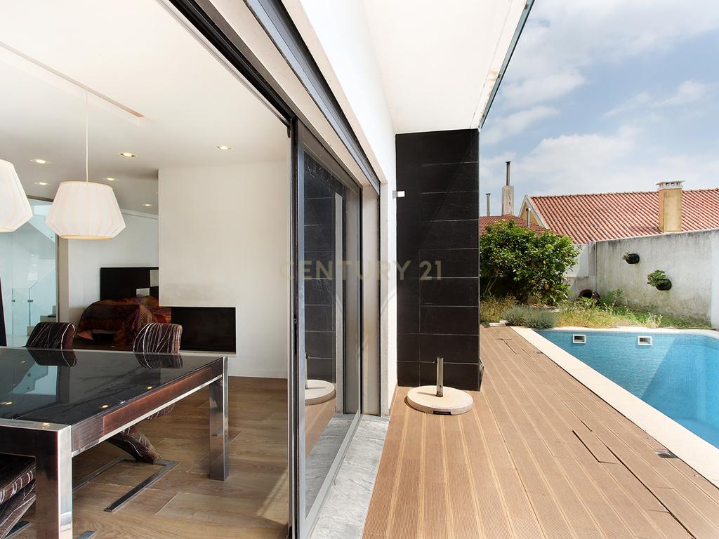 Moradia Isolada T4 Moderna com Piscina Privada, Jardim e Garagem Ampla na Pontinha - Image 12