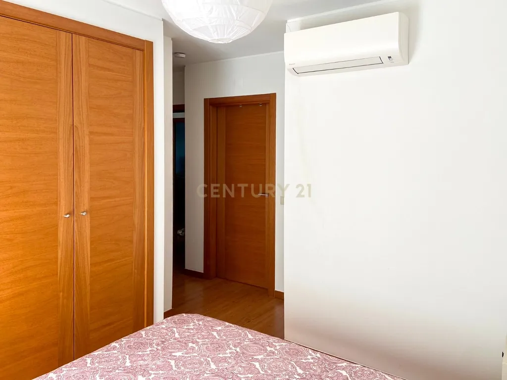 Apartamento T2 com Garagem em Localização Privilegiada - Image 12